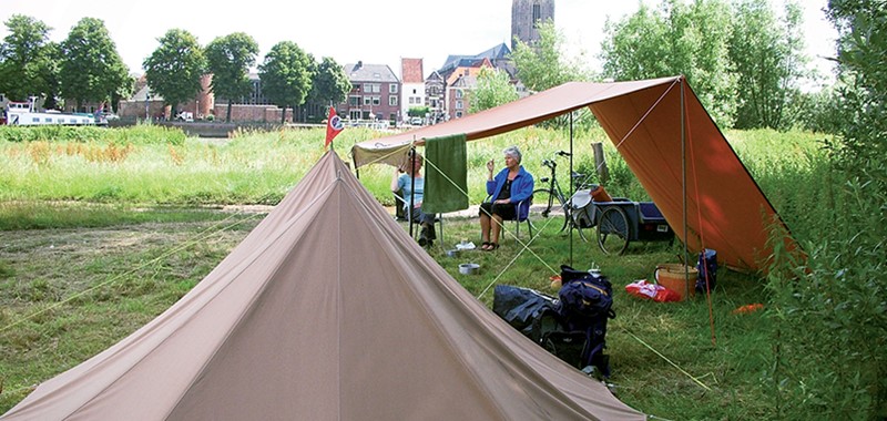kamperen aan het water van De IJssel met uitzicht op de stad vanaf Stadscamping Deventer