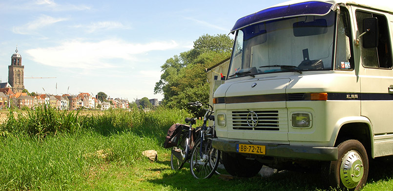 Groene camping aan De IJssel met uitzicht op Deventer. Mooie staplaats op Stadscamping Deventer