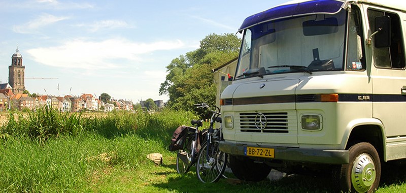 Groene camping aan De IJssel met uitzicht op Deventer. Mooie staplaats op Stadscamping Deventer