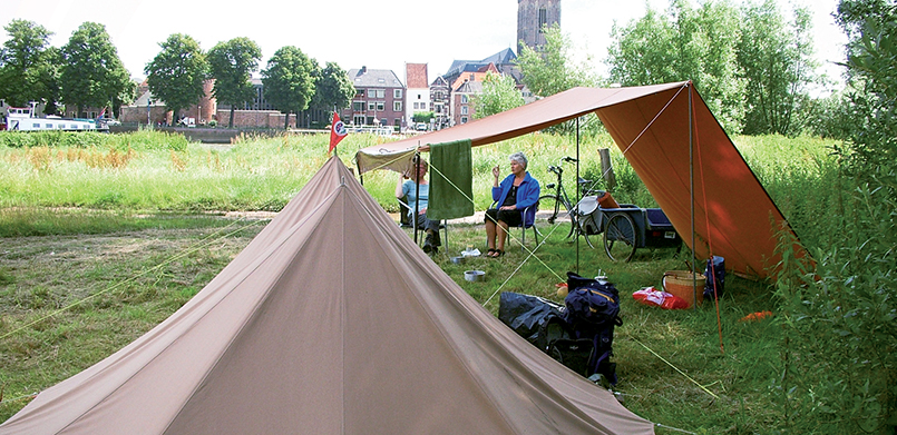kamperen aan het water van De IJssel met uitzicht op de stad vanaf Stadscamping Deventer