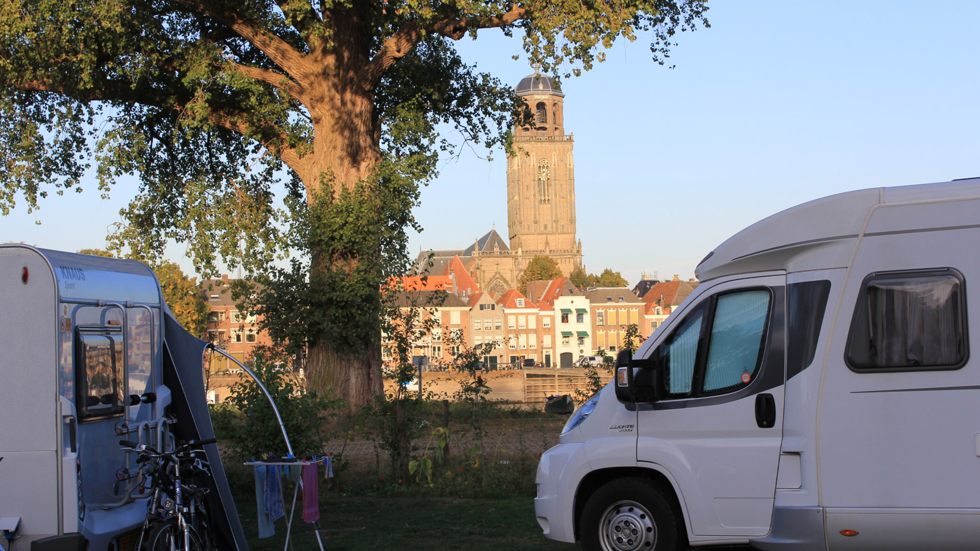 Camperplaats aan De IJssel op de stadscamping Deventer