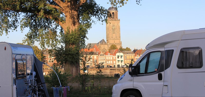 Camperplaats aan De IJssel op de stadscamping Deventer