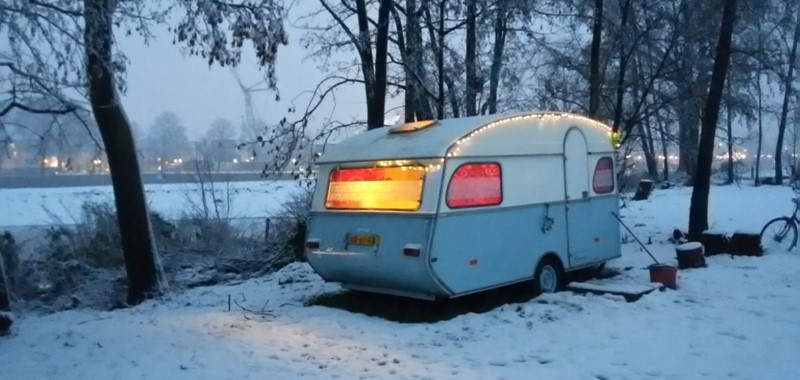 Besneeuwde caravan op De Stadscamping Deventer winter 2017.